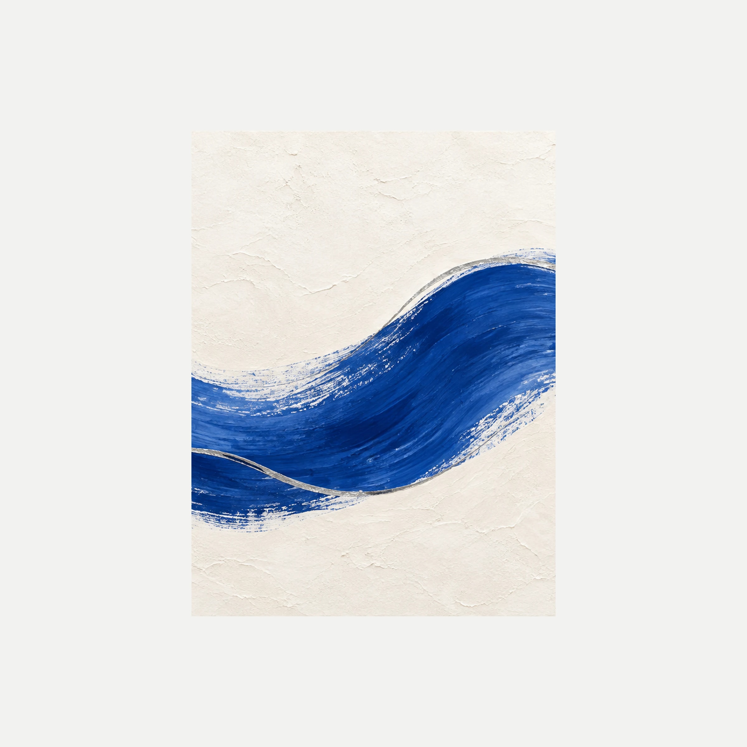 Blue Shoreline II: una onda azul que asciende desde un espacio claro de bordes gestuales, sin marco, sobre fondo neutro.