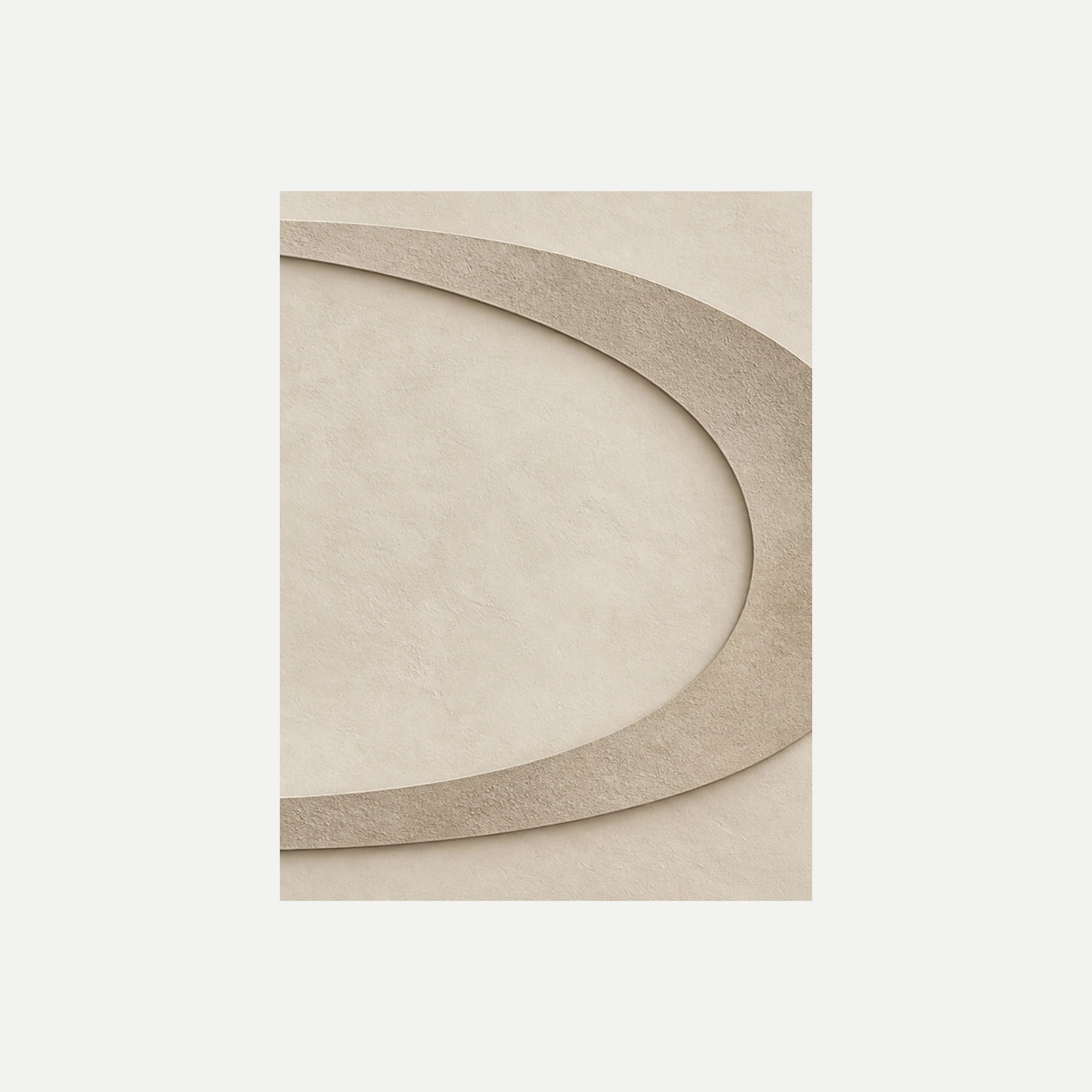 Mellow Orbit I: un óvalo beige abierto que atraviesa una superficie crema, sin marco, sobre fondo neutro.