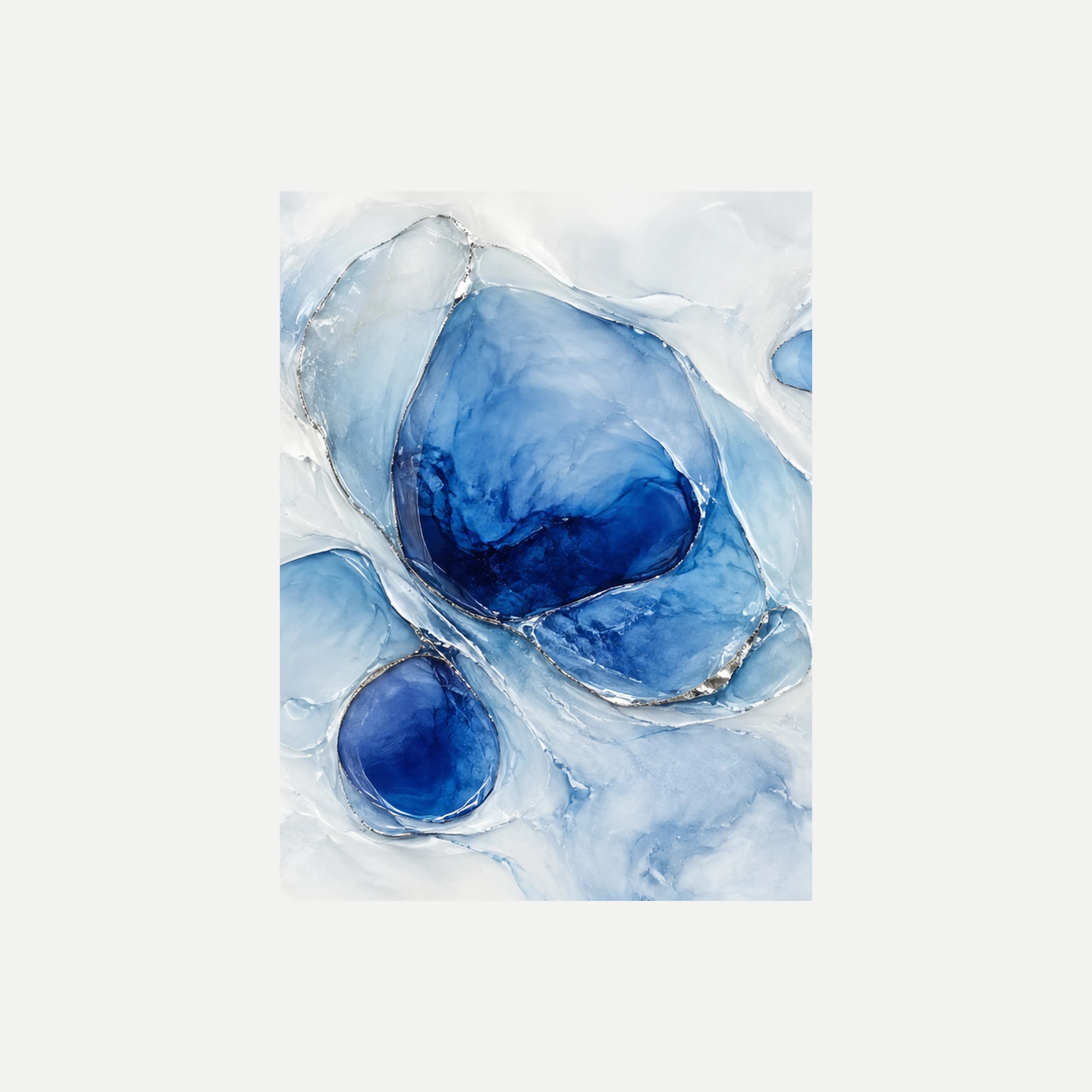 Aqua Cells II: una gran forma azul translúcida representada sobre otras más pequeñas, sin marco, sobre fondo neutro.