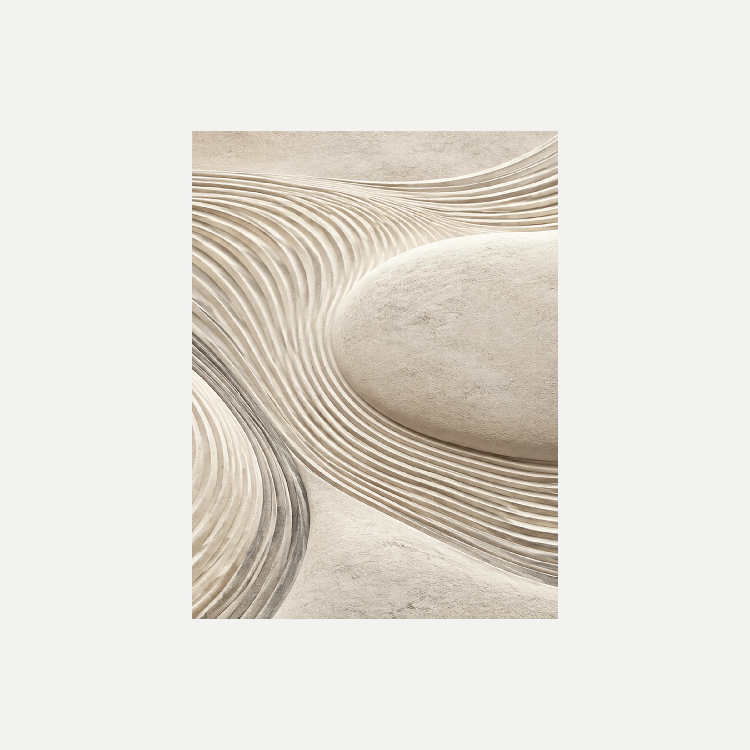 Sand Garden II: una forma pétrea redondeada a la derecha entre surcos paralelos, sin marco, sobre fondo neutro.