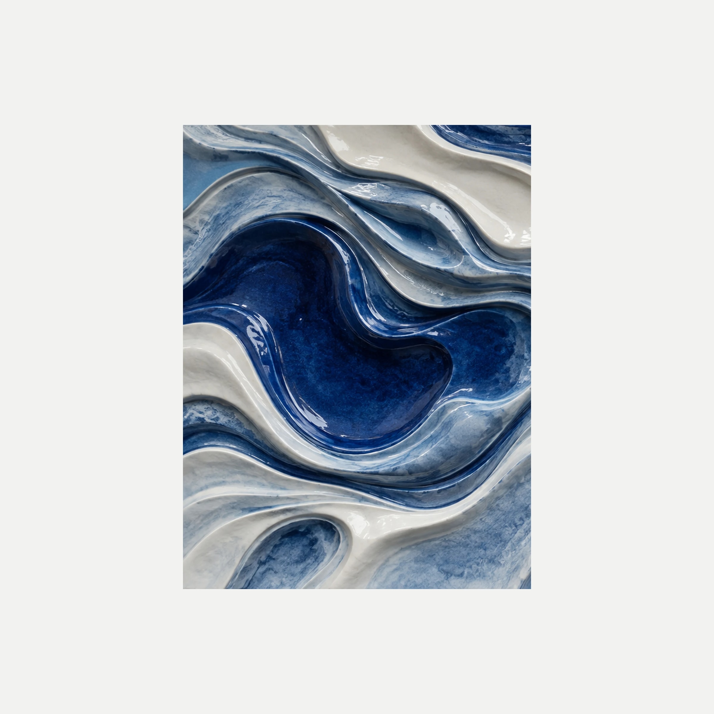 Cobalt Relief I: una cavidad azul oscura rodeada de curvas blancas de relieve aparente, sin marco, sobre fondo neutro.