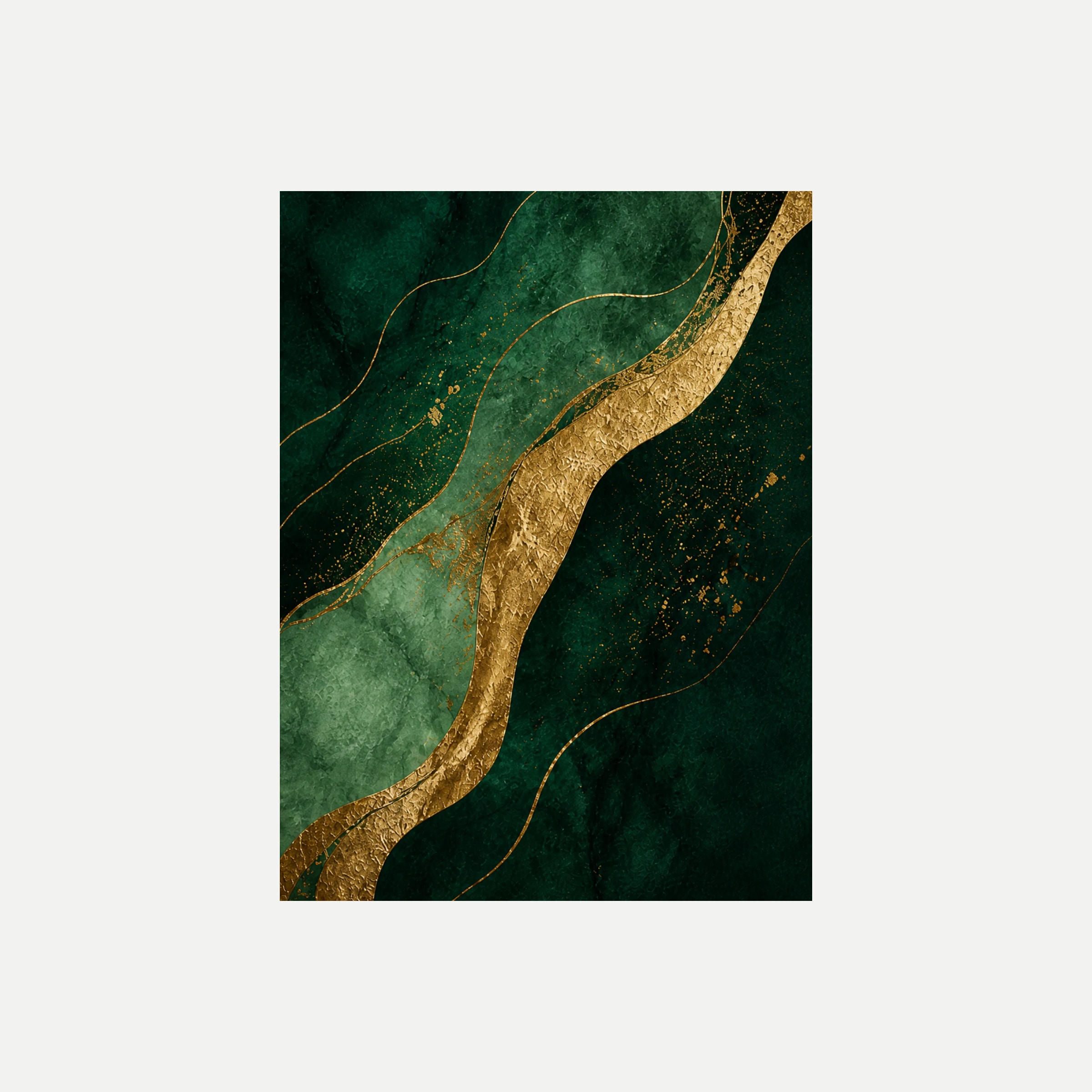 Emerald Rill III: una banda curva de tono dorado que asciende entre masas verdes, sin marco, sobre fondo neutro.