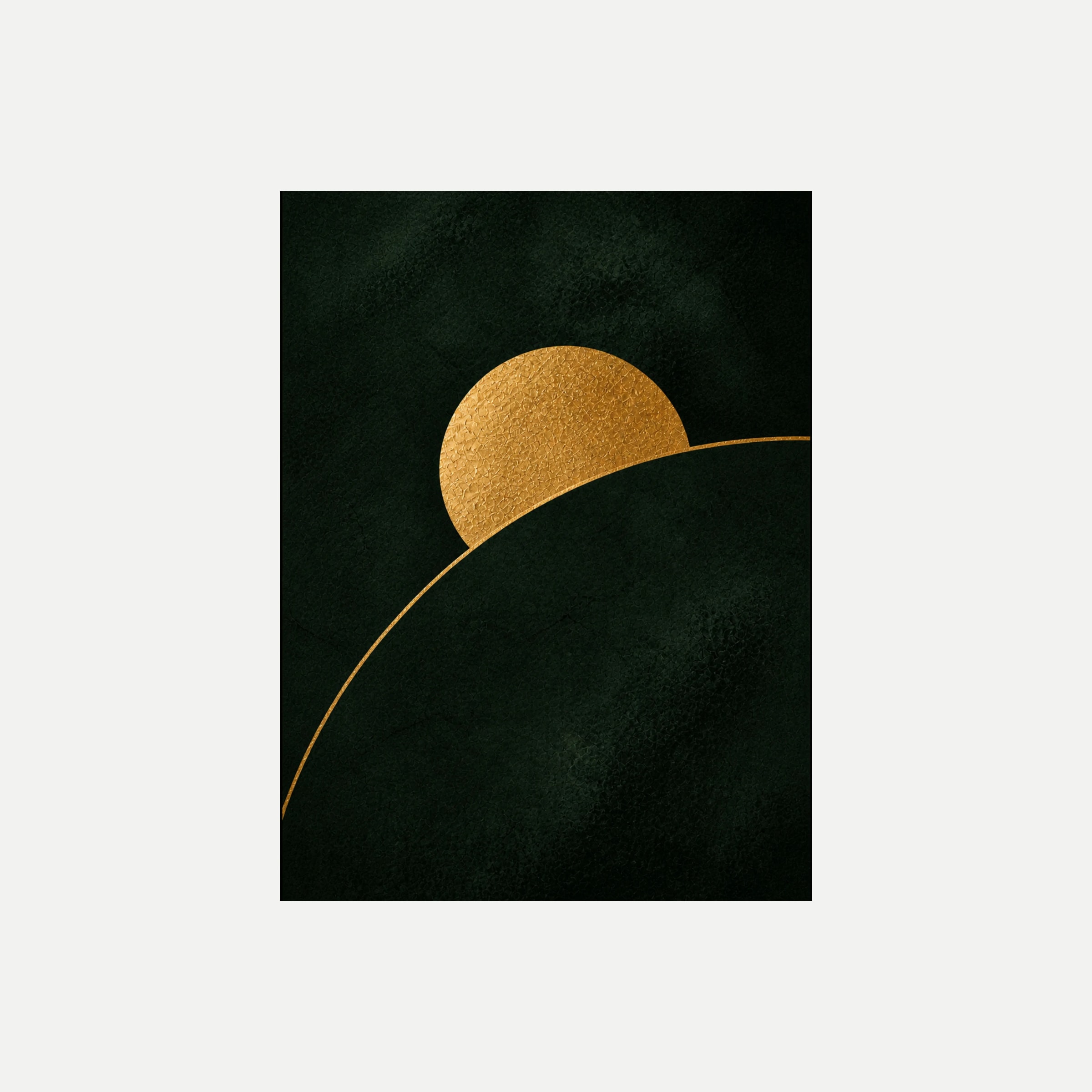 Linear Sol III: un semicírculo de tono dorado detrás de una gran curva verde, sin marco, sobre fondo neutro.