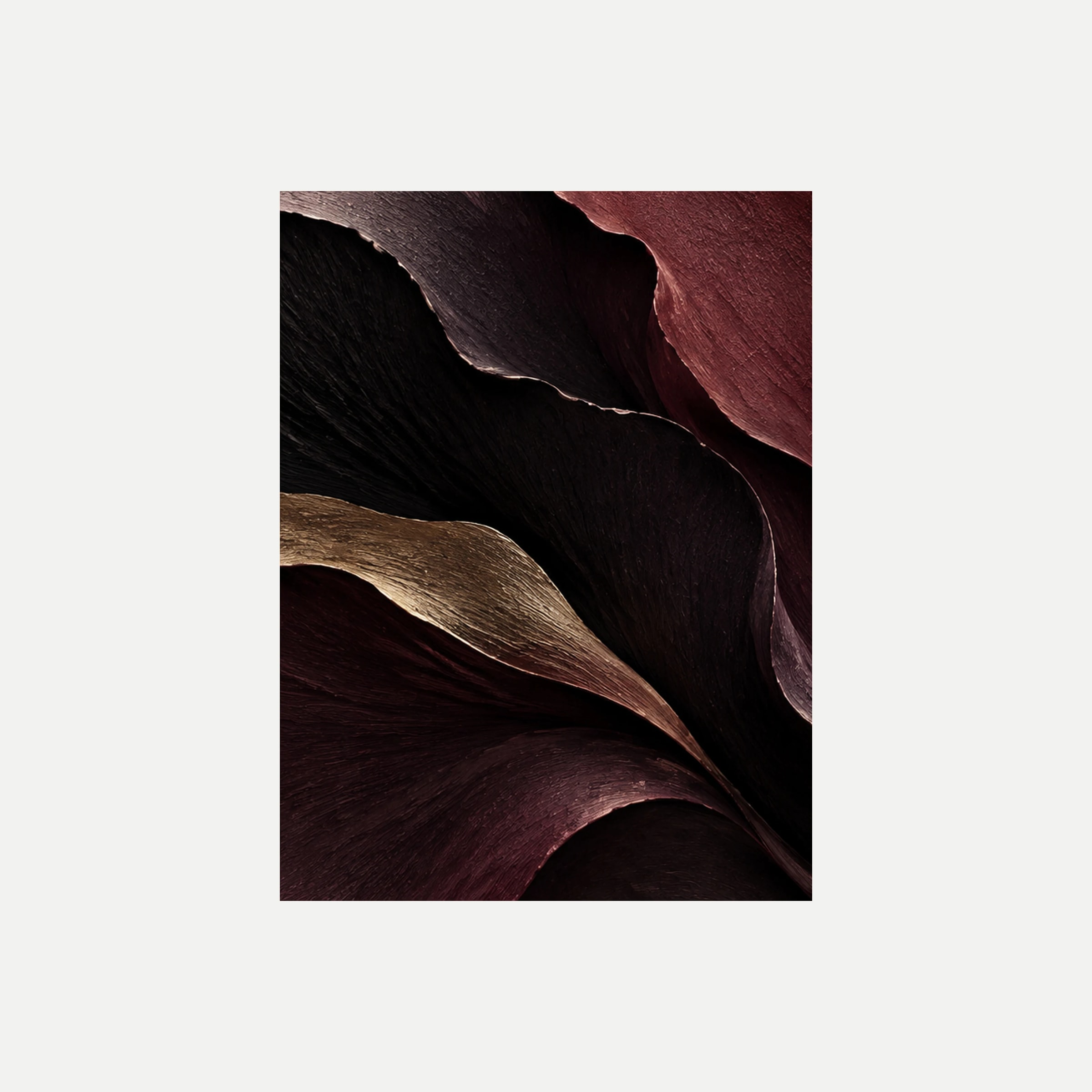 Petal Noir I: capas negras y granate con un borde claro de apariencia de pétalo, sin marco, sobre fondo neutro.