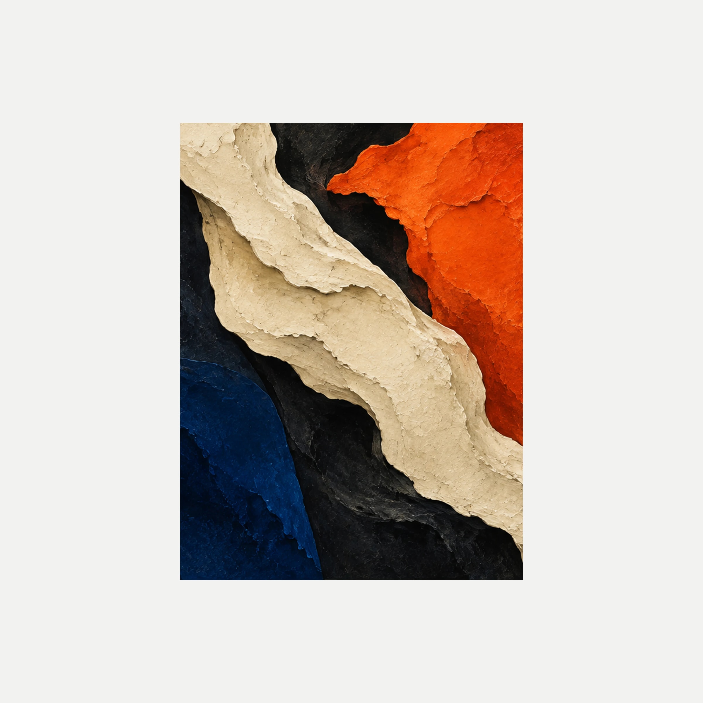 Materia nocturna II: una banda crema irregular que cruza campos negros y azules junto a naranja intenso, sin marco, sobre fondo neutro.