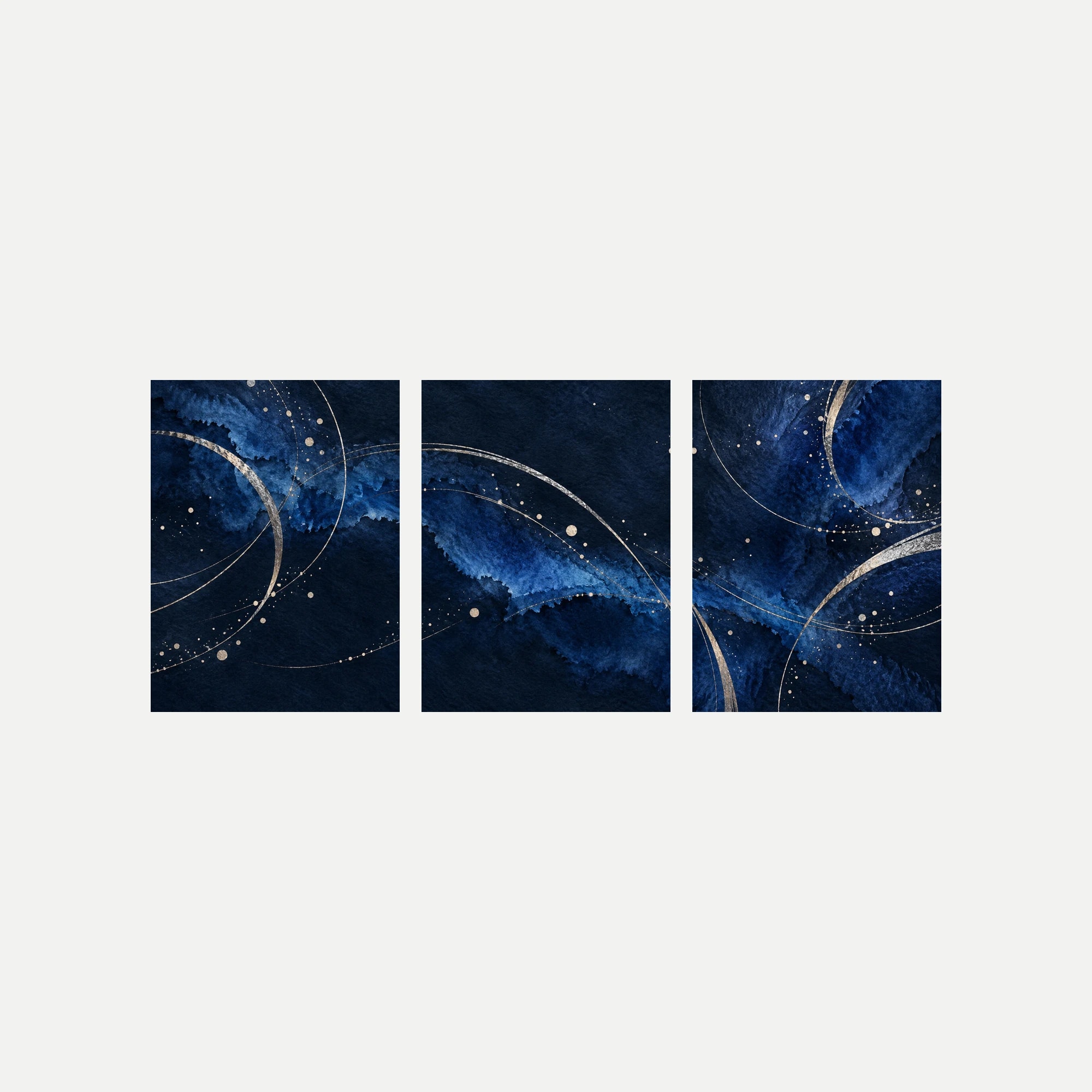 Tres láminas sin marco sobre fondo neutro con fondo azul oscuro, manchas de cobalto, arcos finos y pequeños puntos de tono dorado.