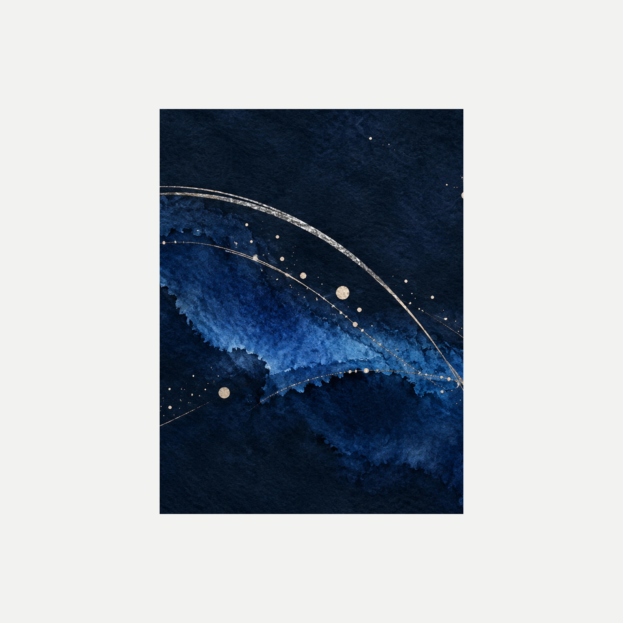 Nocturno de cobalto II: curvas delicadas y pequeños puntos cálidos en un amplio campo azul oscuro, sin marco, sobre fondo neutro.