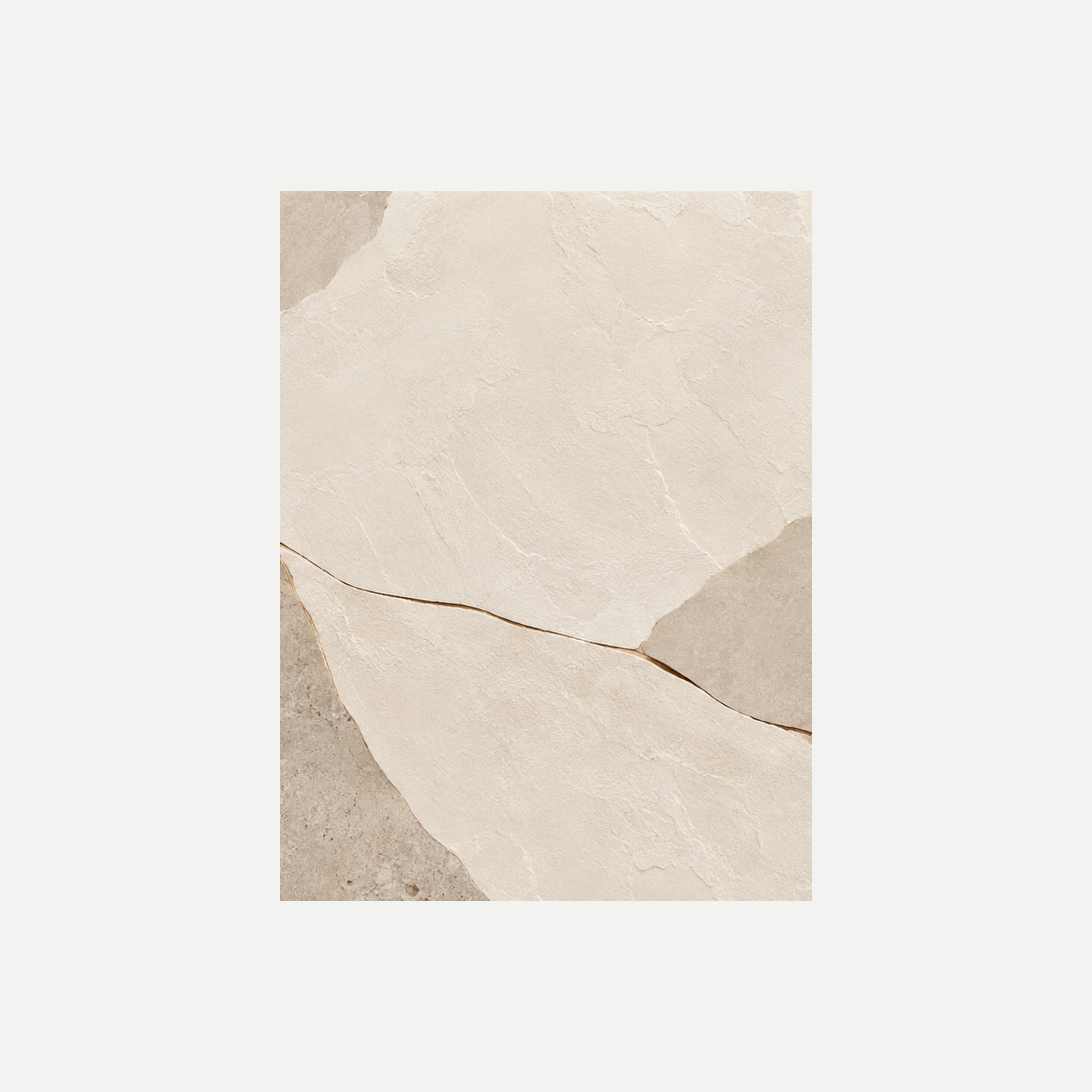 Quiet Kintsugi II: una superficie crema amplia sobre planos beige de borde quebrado, sin marco, sobre fondo neutro.