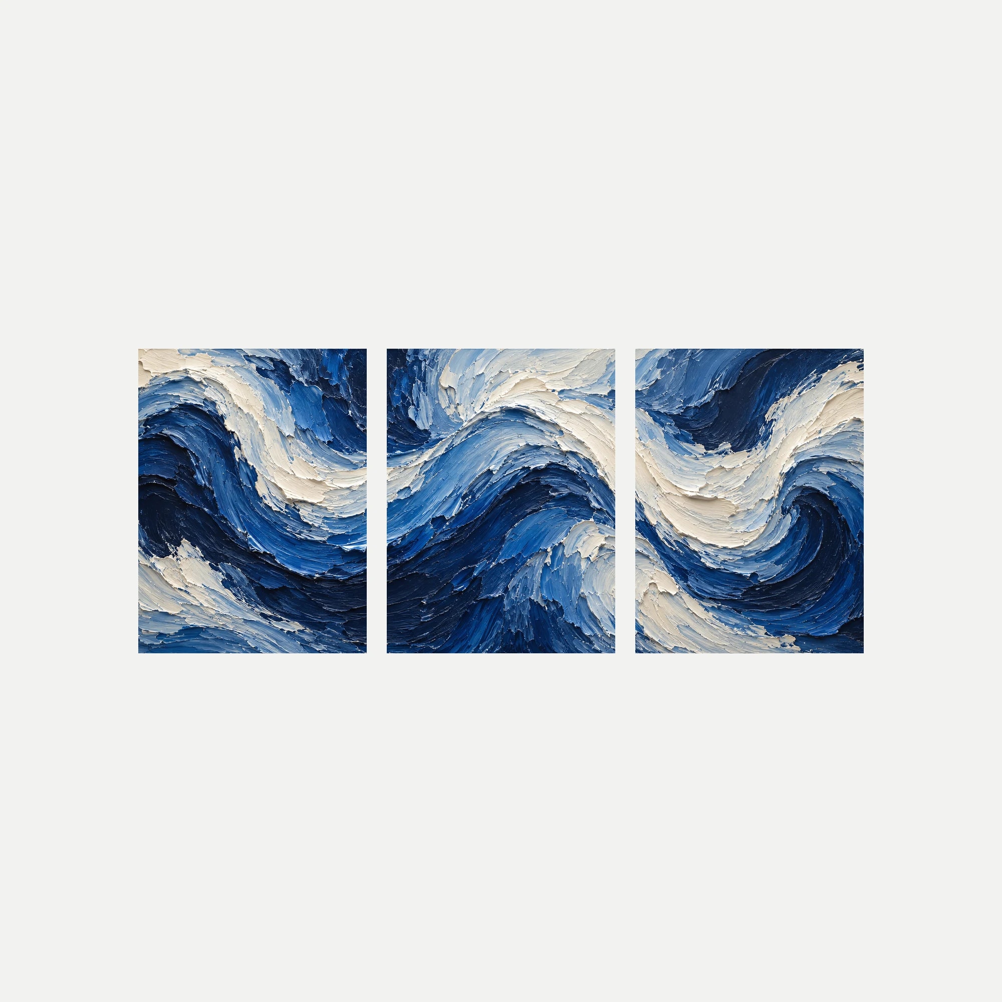 Tres paneles sin marco sobre fondo neutro con grandes ondas azul oscuro, celeste y marfil, y marcas de textura pictórica representada.