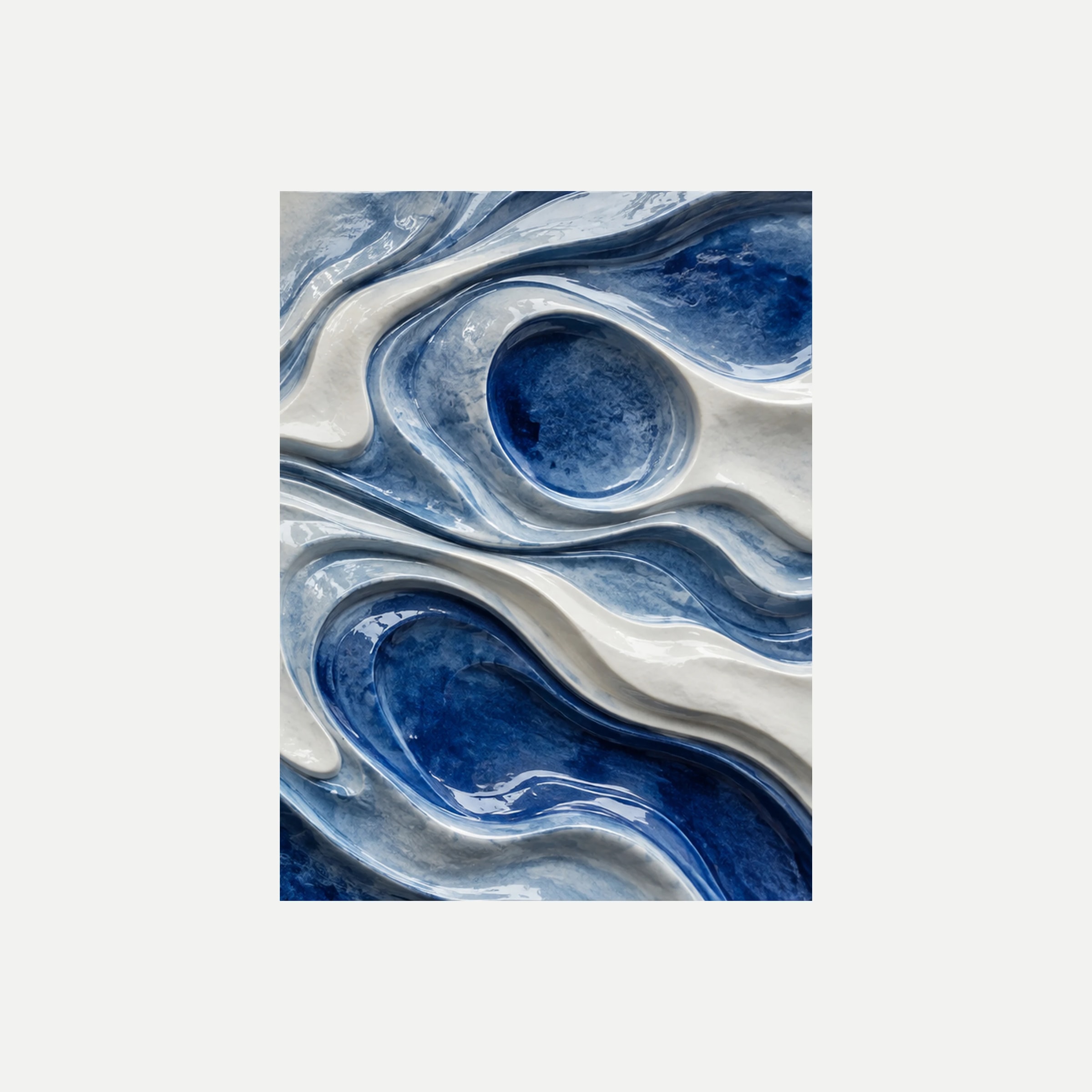 Cobalt Relief III: formas ovaladas azules entre bandas blancas de profundidad representada, sin marco, sobre fondo neutro.