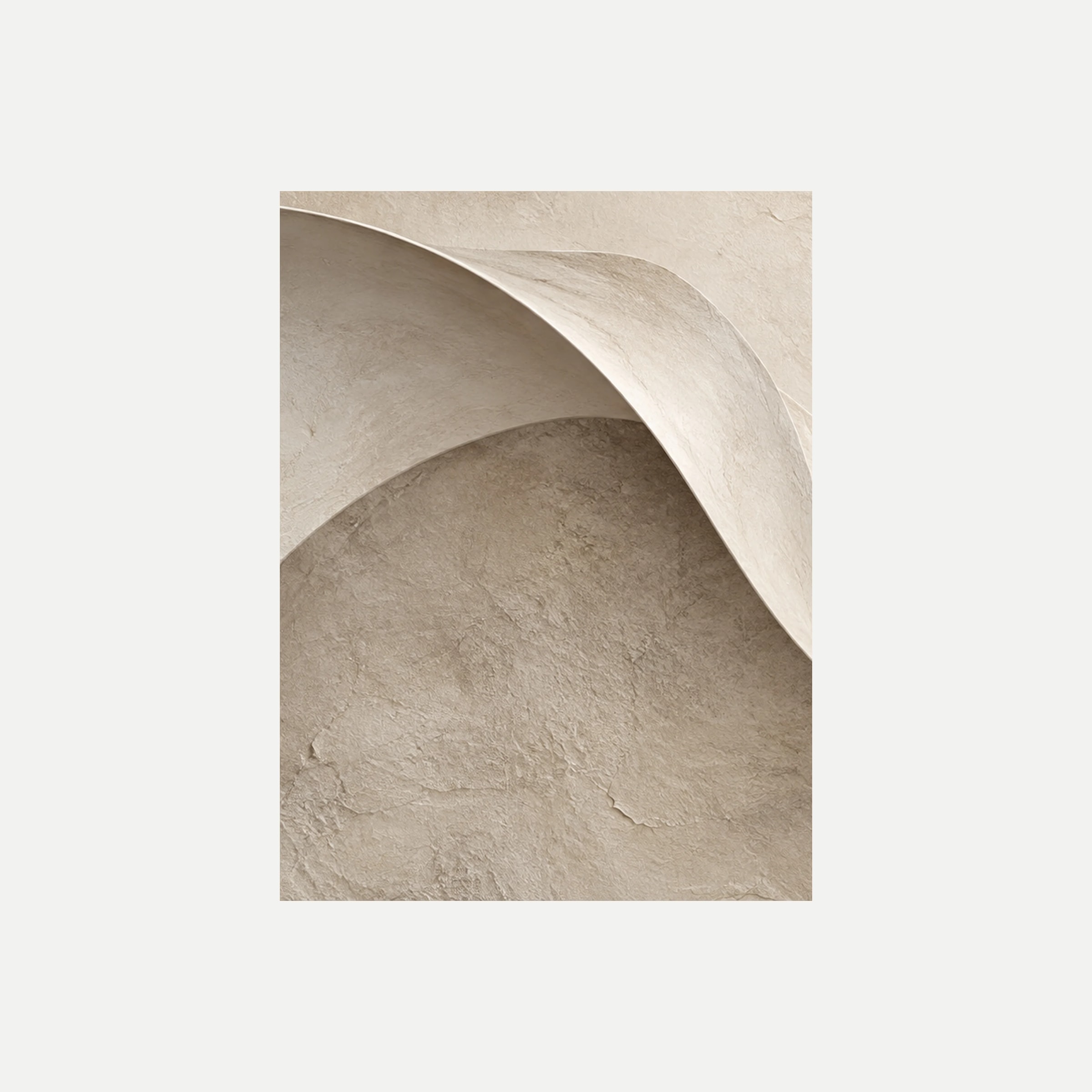 Limestone Fold I: pliegues crema que forman una cavidad sobre un fondo beige mineral, sin marco, sobre fondo neutro.