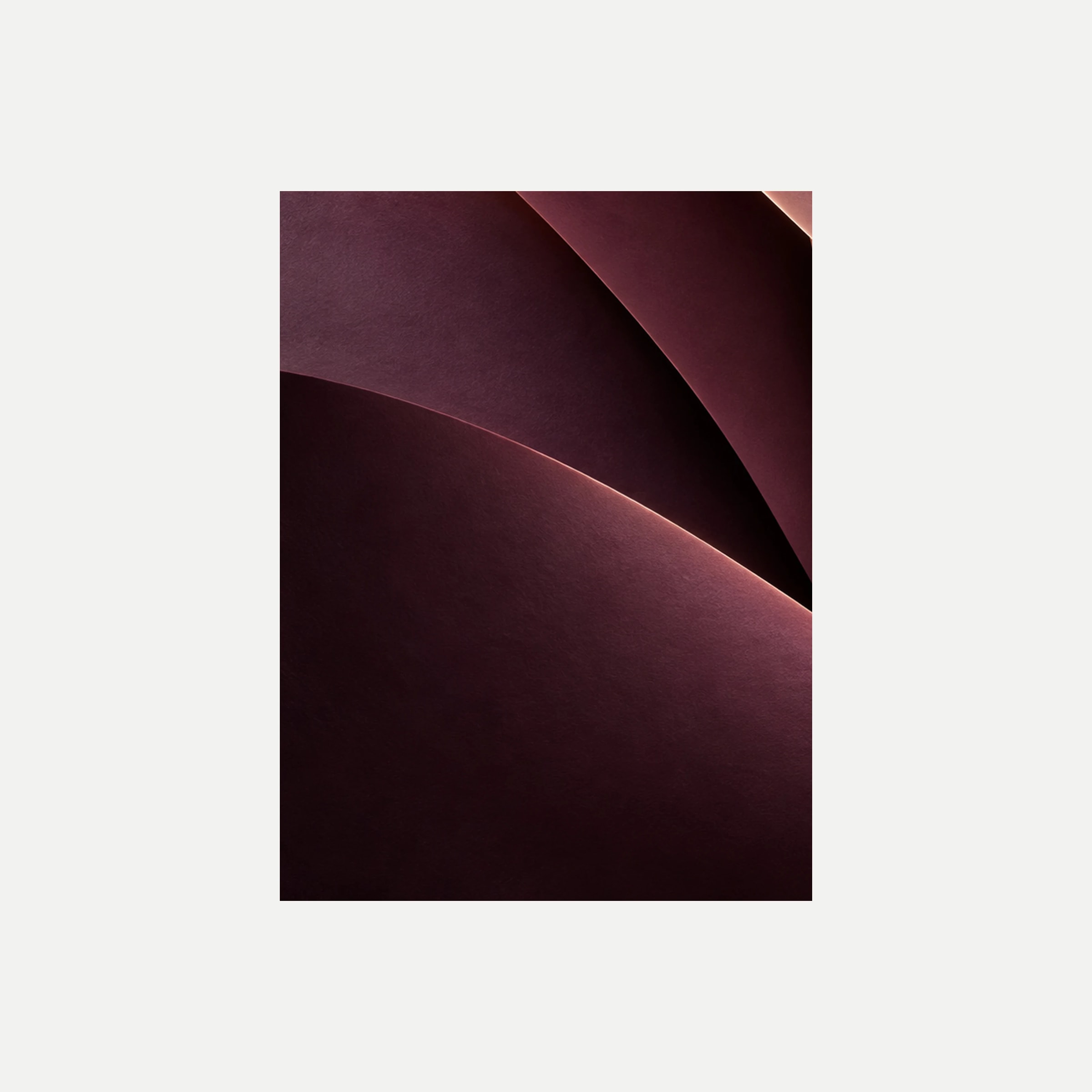 Plum Fold I: grandes pliegues de color ciruela con sombras profundas, sin marco, sobre fondo neutro.