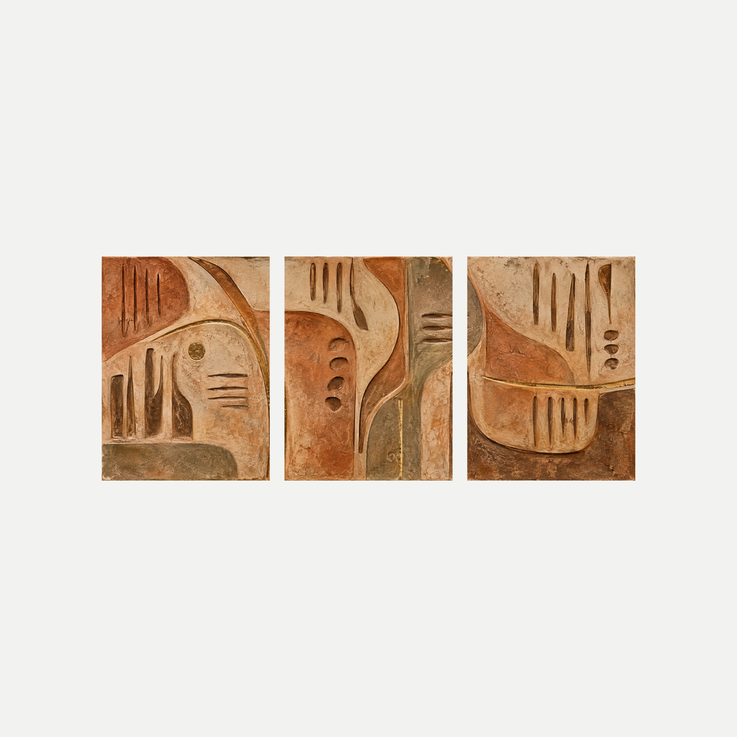 Tres láminas sobre fondo neutro con signos lineales, puntos y curvas sobre planos terracota, arena y verde grisáceo.